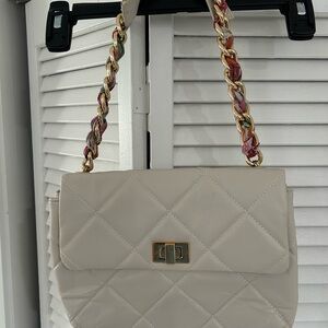Chic Quilted Shoulder Bag with Chain Accent